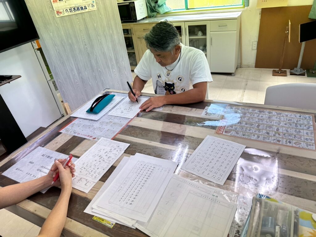 姿勢を正し文字の書取り
