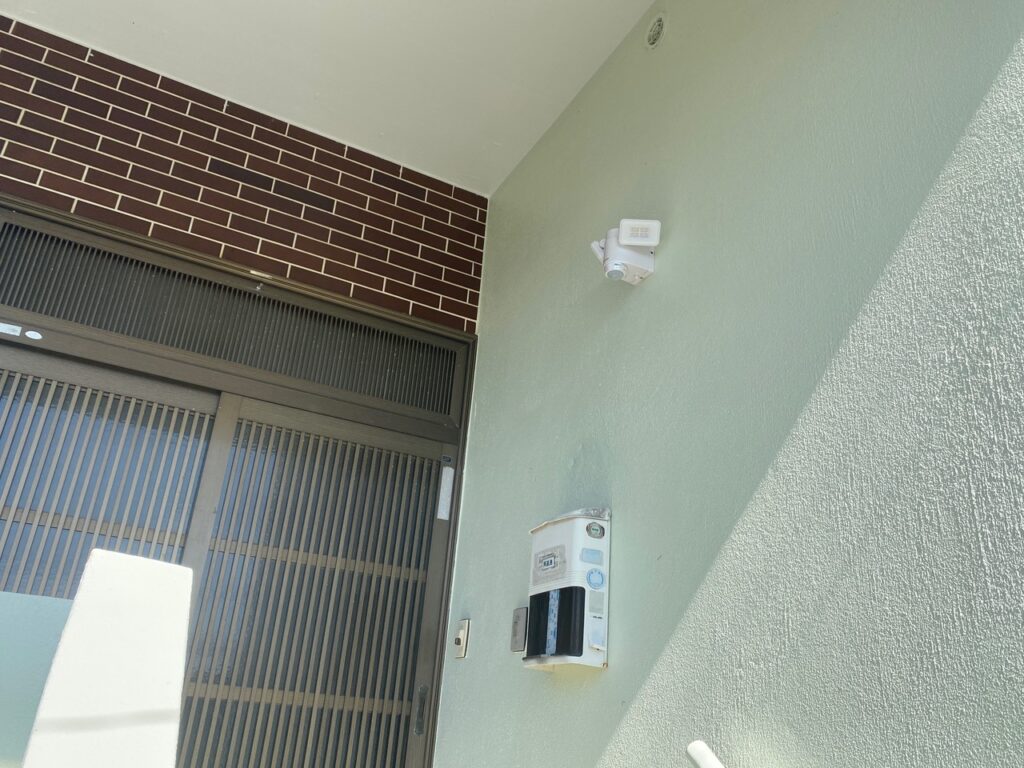 玄関前　人感センサー付き照明