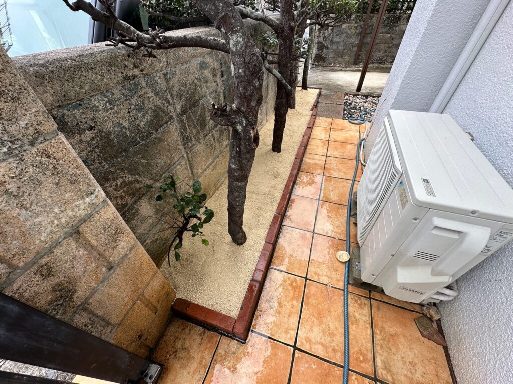 草なしくん施工後 雑草対策 植栽を残したまま