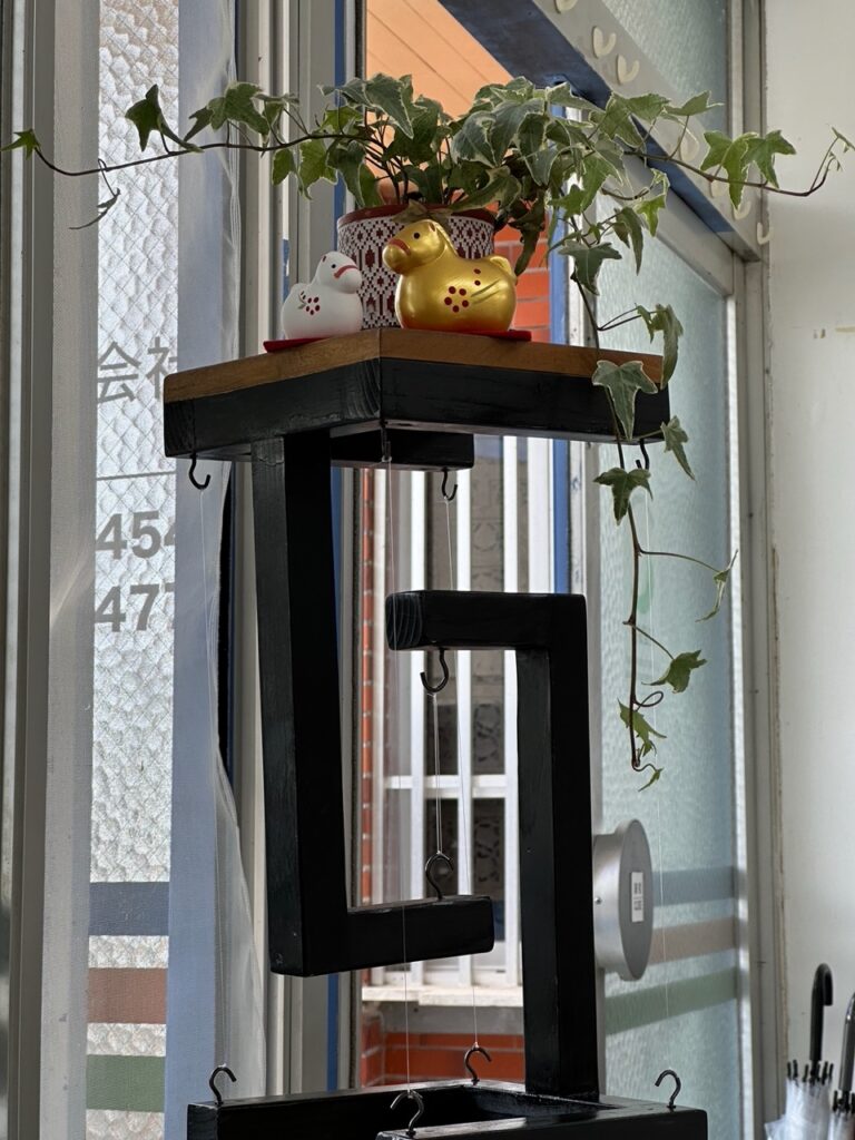 宙に浮いてる様に見える棚