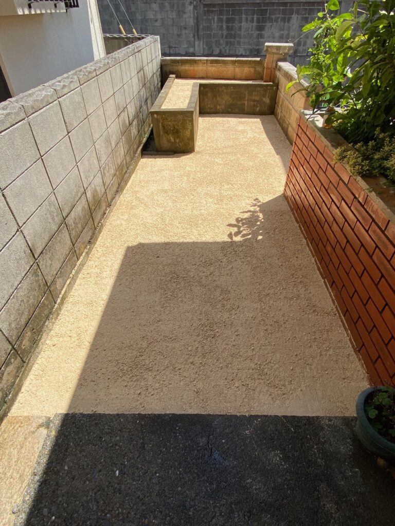 草なしくん施工前 頑固な雑草 雑草対策