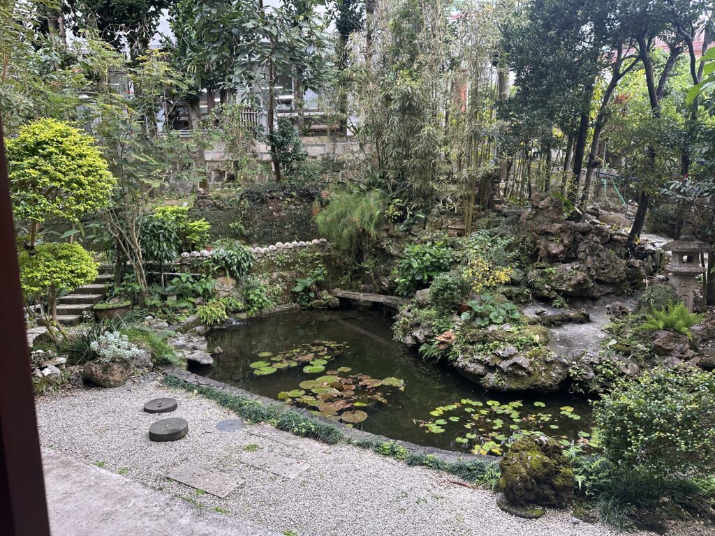 池　城間びんがた工房　お庭