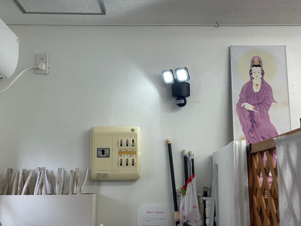 人感センサー付照明　防犯対策　店内設置