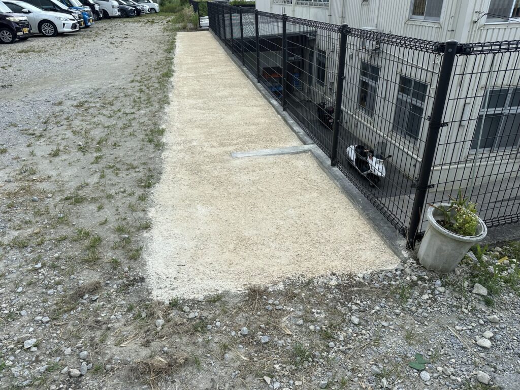 雑草対策　草なしくん施工後　頑固な雑草