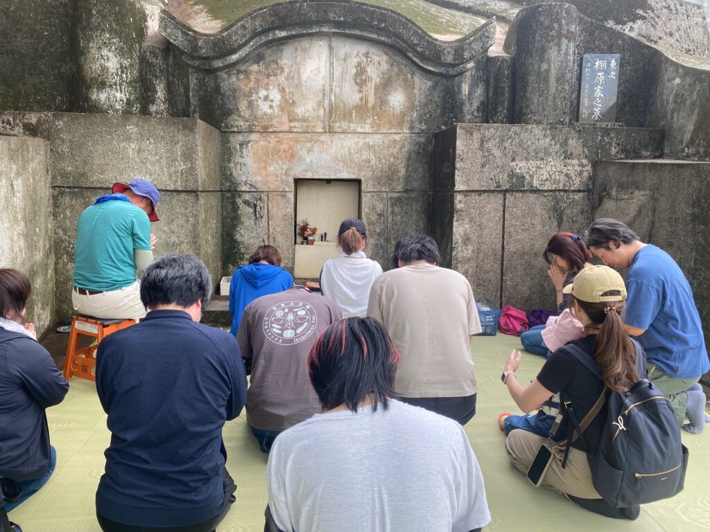 お墓参り　沖縄　門中墓