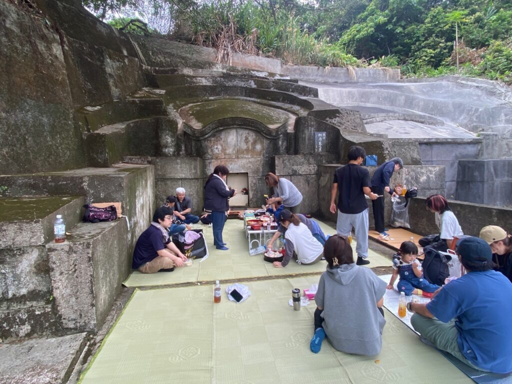 沖縄行事　お墓参り　ピクニック