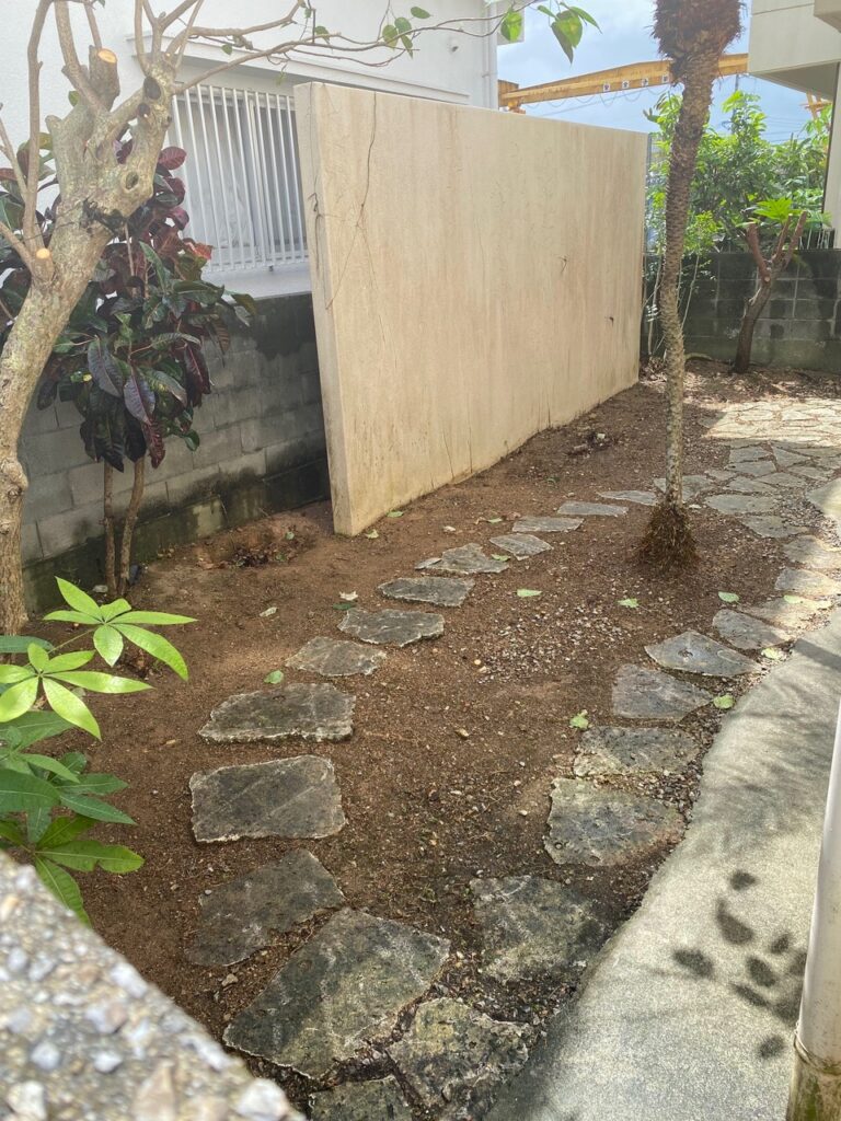 頑固な雑草　お庭の雑草対策　草なしくん
