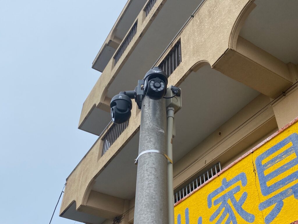 防犯カメラ　防犯対策　人感センサーライト付き