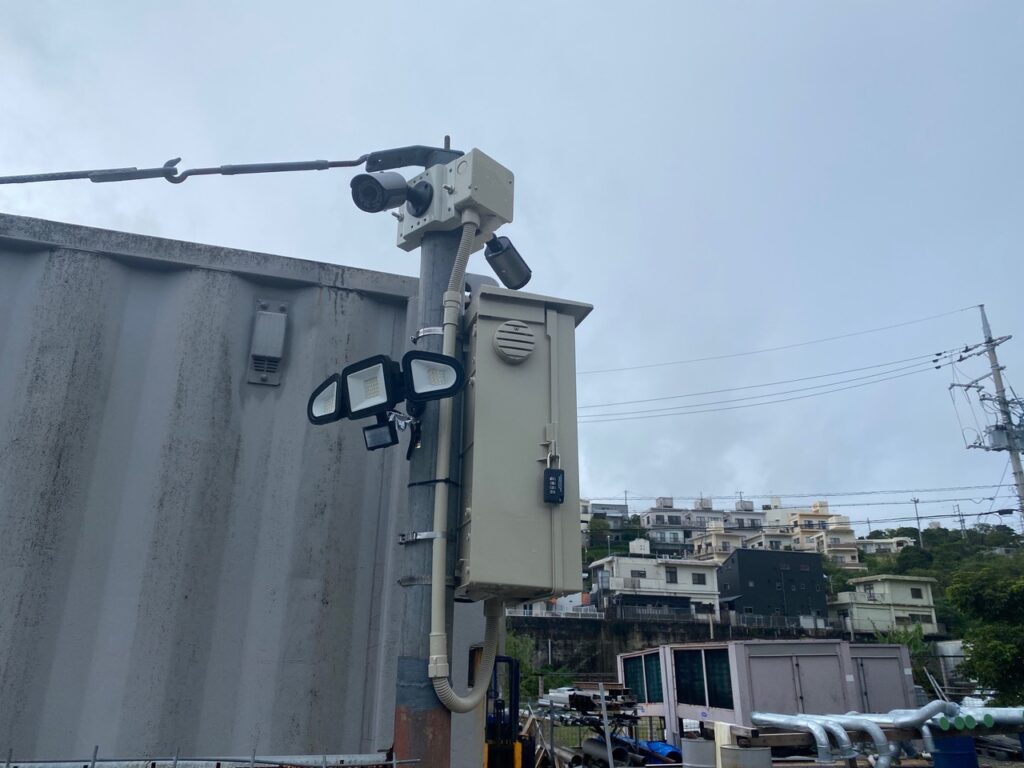 防犯カメラ　抑止　人感センサーライト